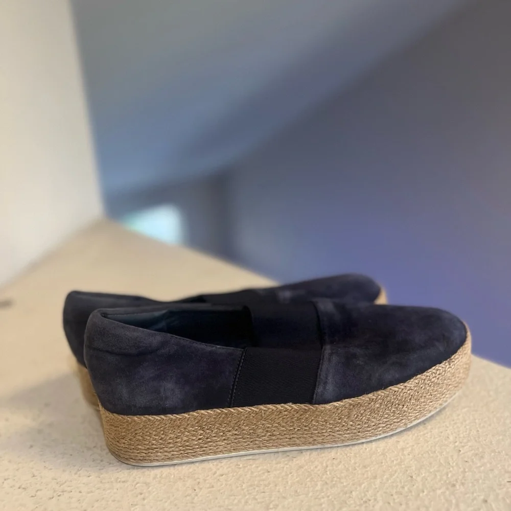 Vince Slip-On Sneaker Slip-on Round toe Navy blue suede Leather  women size 8M